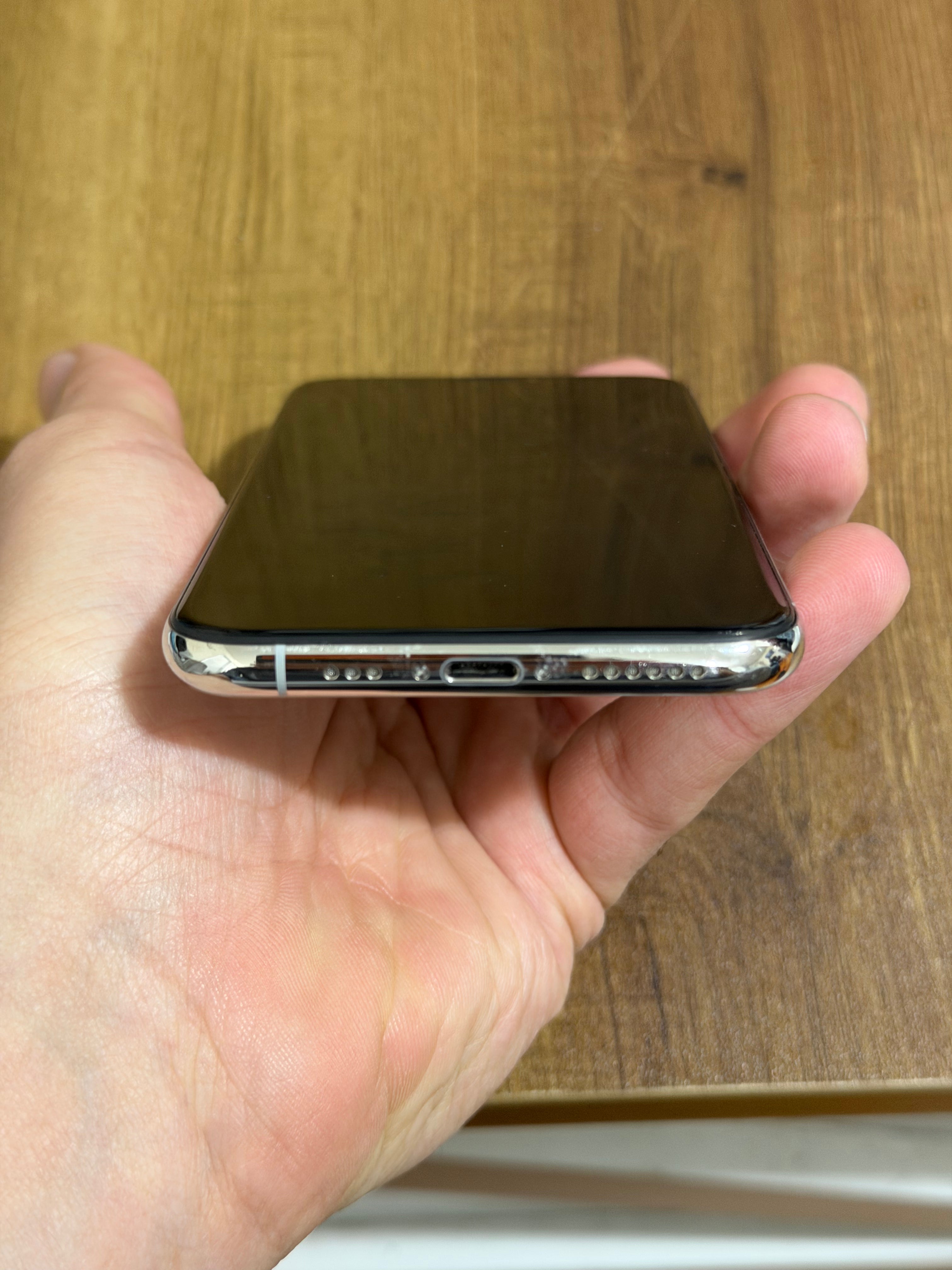 Apple iPhone XS Max- 64 GB - Silver - (Unlocked)